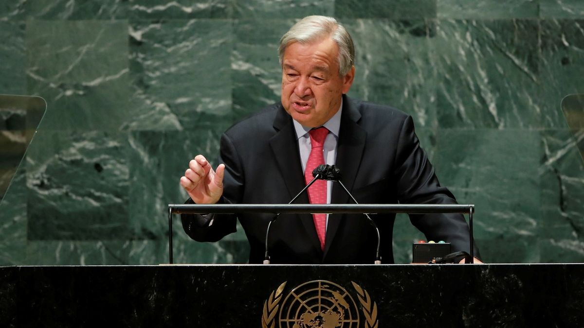 Svět je na pokraji propasti, burcuje šéf OSN Guterres